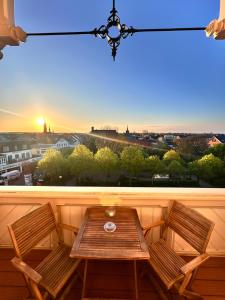 博尔库姆鲁梅尼旅馆的美景阳台配有一张桌子和两把椅子