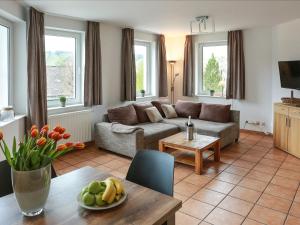 维林根Magnificent Apartment in Willingen with Balcony的客厅配有沙发和桌子