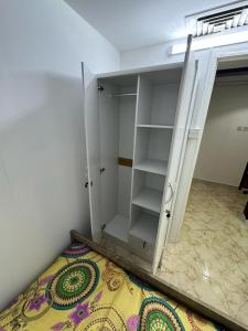 沙迦Al Majaz Partition & Rooms的一间卧室配有一张床和一个带镜子的衣柜