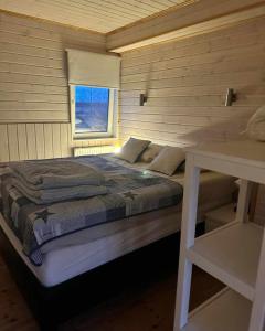 盖锡尔Adventure Eagle Cottege的卧室配有木墙内的一张床