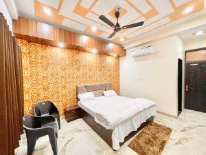 瓦拉纳西Hotel Sunayana Guest House ! Varanasi fully-Air-Conditioned hotel at prime location, near Kashi Vishwanath Temple, and Ganga ghat的一间卧室配有一张床和吊扇