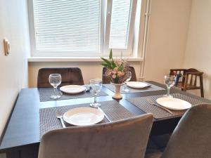 赖皮纳Räpina Apartment的餐桌,上面有盘子和玻璃杯