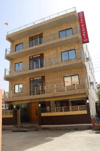 哈里瓦Hotel Prithvi Haridwar - Excellent Stay with Family, Parking Facilities的一座高大的砖砌建筑,上面有标志