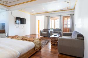 列城Adu's Eternal Comfort的一间带大床的卧室和一间客厅