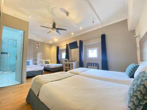 拉西约塔薰衣草酒店的酒店客房配有两张床和吊扇。