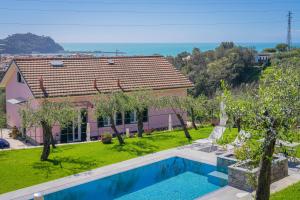 东塞斯特里Villa Chicchi - Sestri Levante的庭院中带游泳池的房子