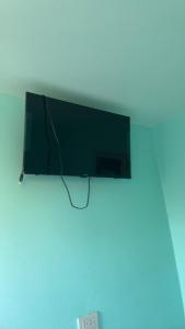 佛统BAN SUAN KRATOM CAFE AND RESORT的挂在墙上的平面电视