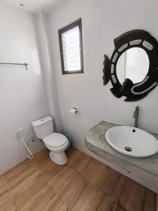 涛岛Sairee View Resort的一间带水槽、卫生间和镜子的浴室