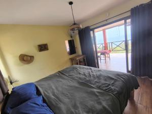 涛岛Sairee View Resort的一间卧室设有一张床和一个滑动玻璃门