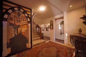 瓦迪穆萨Petra Plaza Hotel的走廊上,有楼梯的画作
