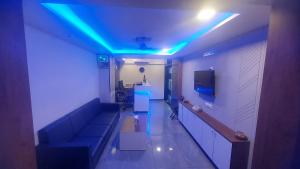 艾哈迈达巴德Hotel Avadh Palace RTO Circle Ahmedabad的一间医院走廊,配有蓝色的灯光和沙发