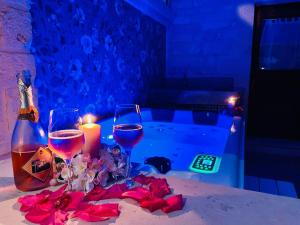 阿尔贝罗贝洛格贝洛塔公寓式度假酒店的一张桌子,上面放着两杯葡萄酒和蜡烛