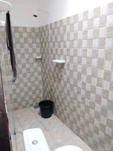 Abomey-CalaviAppartement meublé Pantagruel的带淋浴和卫生间的浴室。