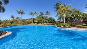 瓦克拉HOUSE OF MANTA Light and Airy Access to Private Beach Club的一座棕榈树环绕的大型游泳池