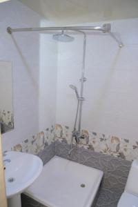 乌尔根奇URGANCH Hotel的带淋浴、盥洗盆和卫生间的浴室