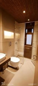 孟买HOTEL ARCHANA RESIDENCY的浴室配有卫生间、盥洗盆和淋浴。