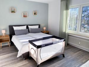布吕尔NOVA Blume I Phantasialand I Cologne I Bonn的一间卧室配有一张带白色床单的大床
