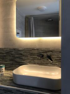 普拉提伊亚洛斯西弗诺斯Petradi Sifnos的浴室设有白色水槽和镜子