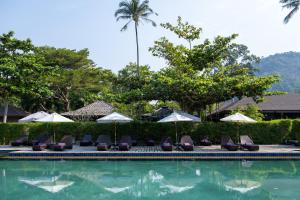 象岛GajaPuri Resort Koh Chang的一个带躺椅和遮阳伞的游泳池