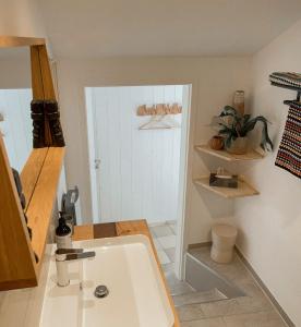 腓特烈港庄园酒店的浴室配有白色浴缸和水槽
