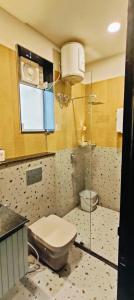 勒克瑙Maple Tree, Lucknow - Couple Friendly的一间带卫生间的浴室和窗户。