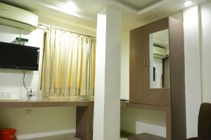 博帕尔Hotel Neelkanth , Bhopal的一间带水槽和镜子的浴室