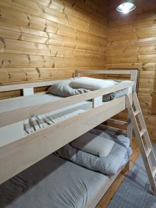 富良野Log Cottage be with nature的小木屋内的两张双层床