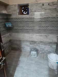 斋浦尔Div's luxurious homestay的带淋浴和卫生间的浴室
