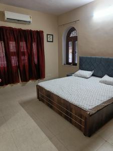 斋浦尔Div's luxurious homestay的一间卧室设有一张大床和一个窗户。
