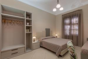 圣维托罗卡波吉卜力酒店的一间卧室配有一张床、一个梳妆台和一扇窗户。