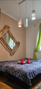 诺维萨德Apartman Kalina的一间卧室配有一张带大镜子的床