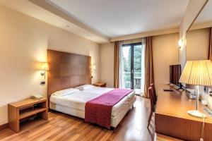 奥雷吉奥卡斯特罗Luna Hotel Motel Lago Maggiore Arona的酒店客房设有一张床和一个大窗户
