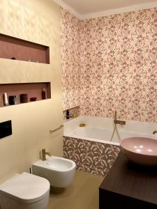 都灵Apart Deluxe Casa Boffa-Costa的浴室配有卫生间、盥洗盆和浴缸。