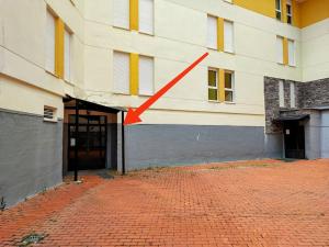 圣伊西德罗San Isidro EL LLAR 122的红箭从建筑物中伸出来