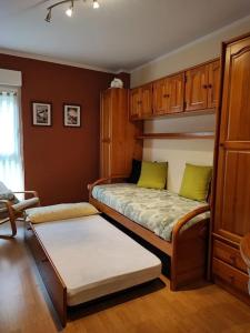 圣伊西德罗San Isidro EL LLAR 122的一间卧室配有一张带绿色枕头的床