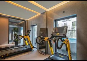 苏州苏州平江路颐和松茂居的健身房设有两台跑步机和跑步机