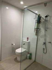 堪培拉Plush Apartment on Mort的一间带卫生间和玻璃淋浴间的浴室