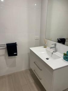 堪培拉Plush Apartment on Mort的白色的浴室设有水槽和镜子
