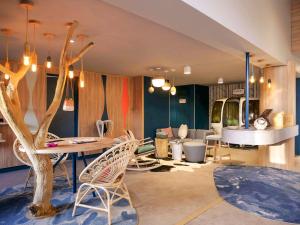 盖拉德安马斯日内瓦门美居酒店的配有桌椅和面包车的房间