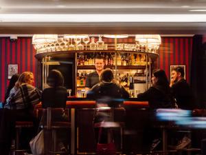 巴黎巴黎巴尔的摩之旅艾菲尔铁塔索菲特酒店的一群坐在酒吧里的人