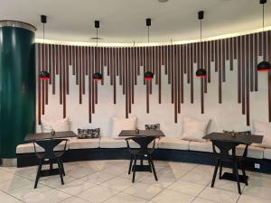 塔那那利佛宜必思塔那那利佛安科罗德拉诺酒店的一间带两张桌子和一张沙发的用餐室