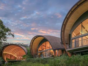 Culebra哥斯达黎加帕帕加约半岛度假村凯悦概念安达仕酒店的弯曲屋顶建筑的 ⁇ 染