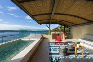 Culebra哥斯达黎加帕帕加约半岛度假村凯悦概念安达仕酒店的享有水景的室内游泳池