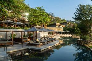 Culebra哥斯达黎加帕帕加约半岛度假村凯悦概念安达仕酒店的一个带躺椅和遮阳伞的度假游泳池