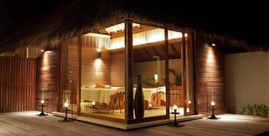 加弗阿利夫环礁马尔代夫柏悦酒店的一间位于带灯的建筑内的带床位的客房