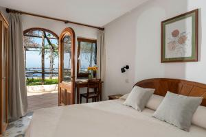 阿纳卡普里基拉索尔II号酒店的一间卧室配有一张床,享有海景