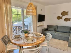 桑帕克Apartamento Brisa de Menorca的客厅配有桌椅和沙发