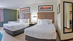 米兰诺米兰诺桑德斯基品质酒店的酒店客房,配有两张带白色床单的床