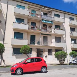 利沃诺Bubi's apartment, intero appartamento di 65mq的停在大楼前的红色汽车
