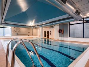 诺丁汉Mercure Nottingham Sherwood的大型游泳池设有大型天花板